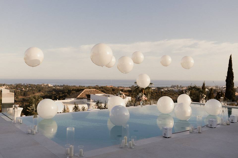 Decoración esferas en piscina