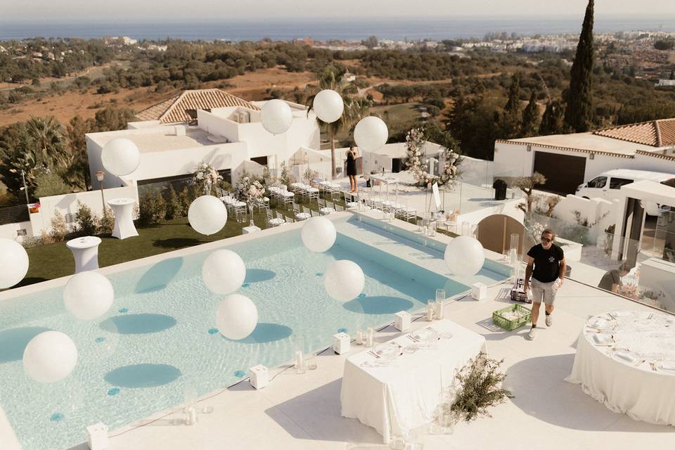Decoración boda en piscina