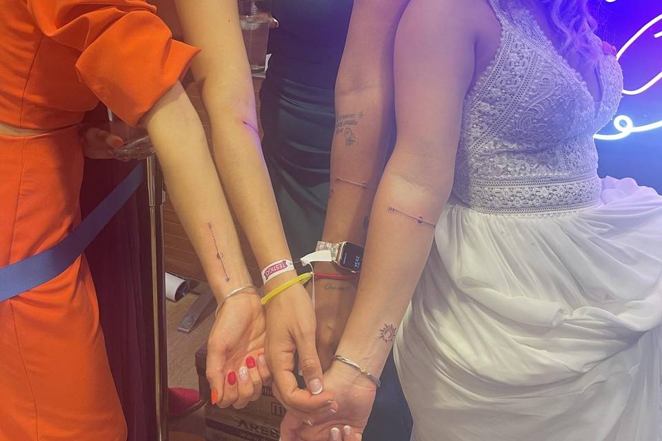 Novia con amigas y tattoo