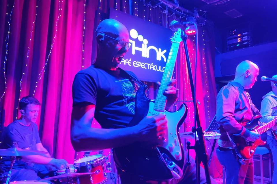 Julius a la guitarra