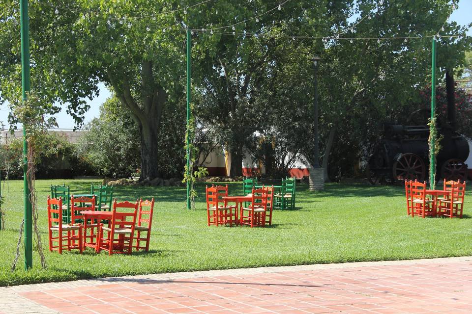 Jardín con sillas sevillanas