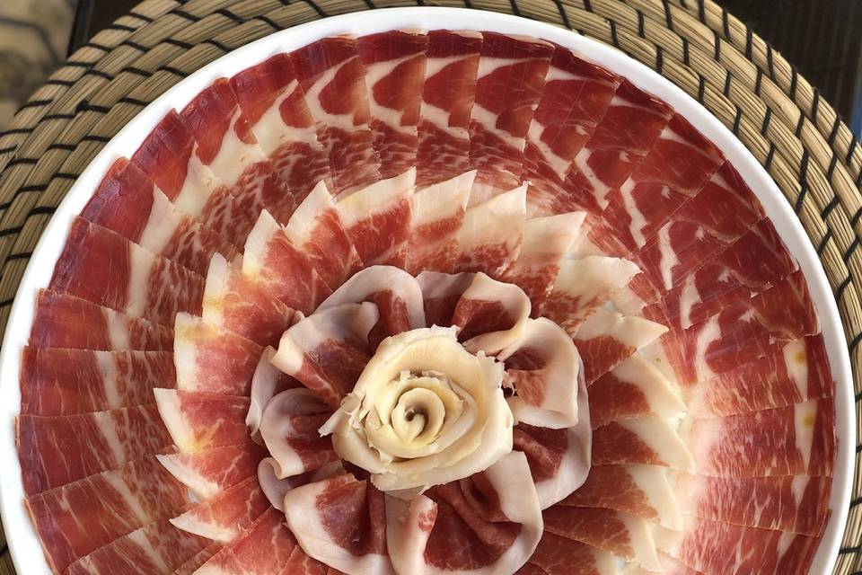 Plato de jamón para los novios