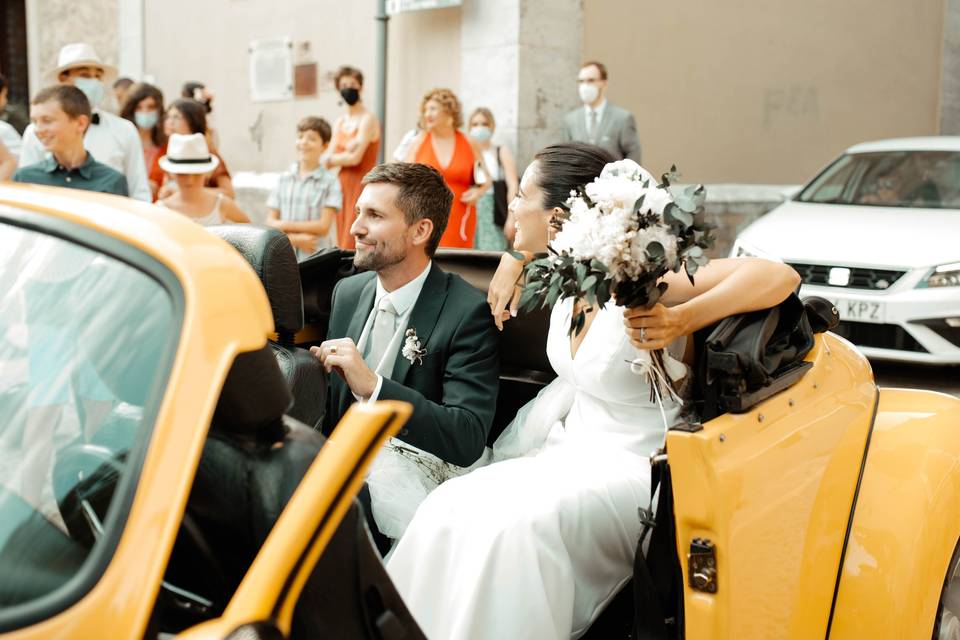 Salida iglesia novios boda