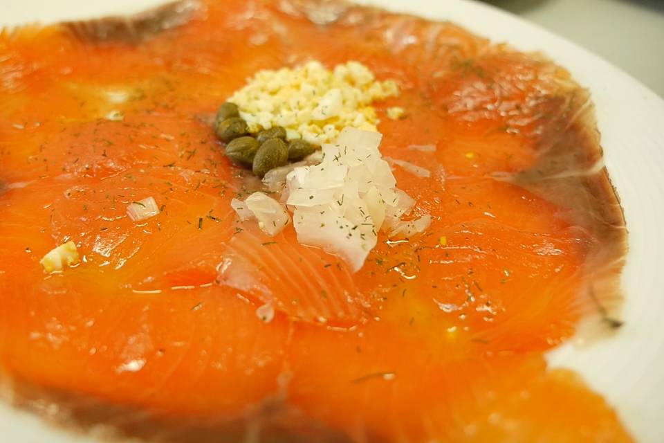 Carpaccio de salmón marinado