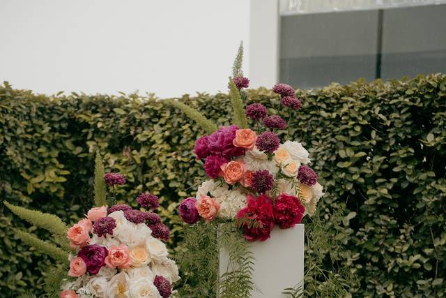 Arreglos florales sobre pedest