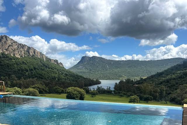 Piscina privada con vistas