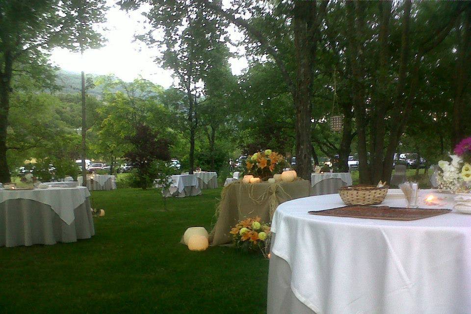 Ceremonia en lila con flores y velas