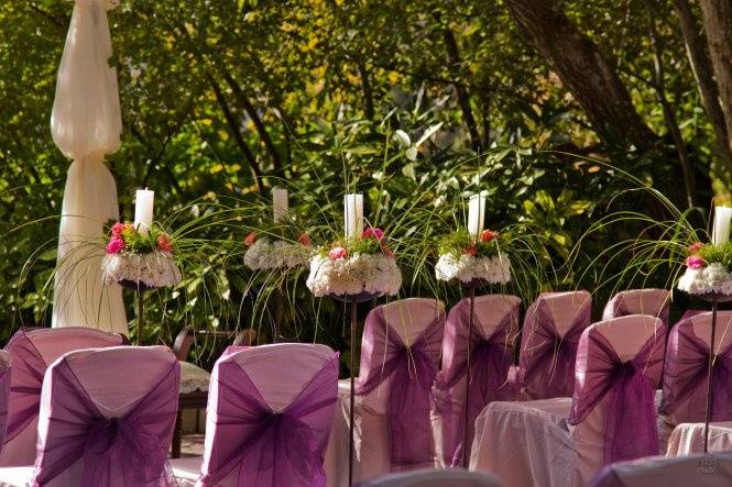 Ceremonia en lila con flores y velas