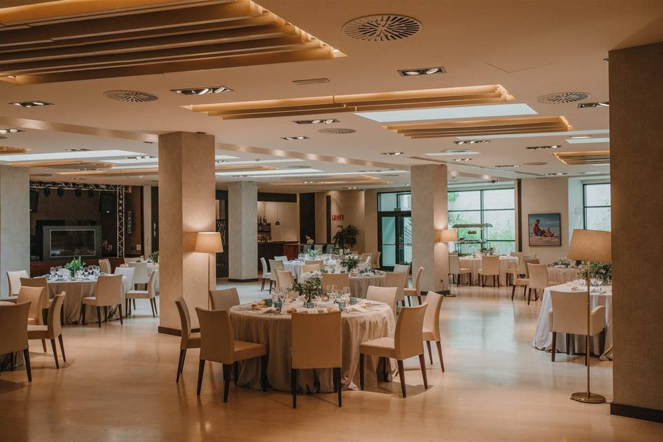 Salón con decoración en los techos