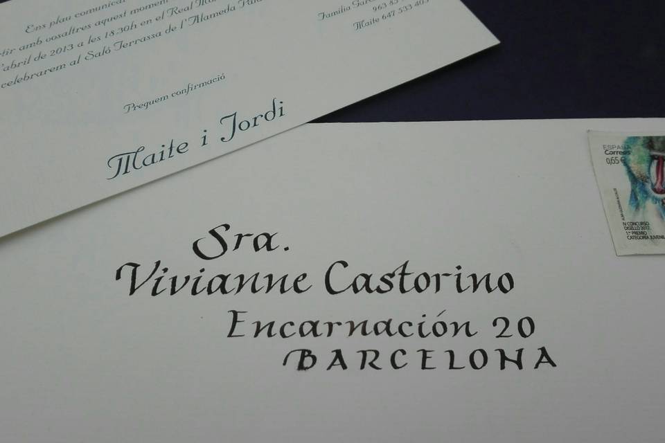 Invitación y sobre con caligrafía elaborada