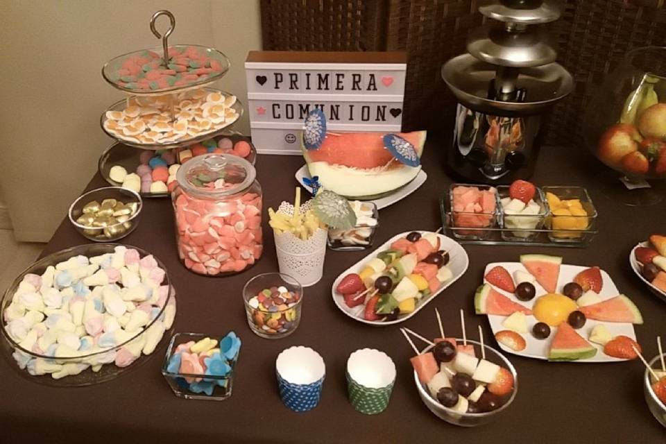 Mesa dulce de chuches y fruta