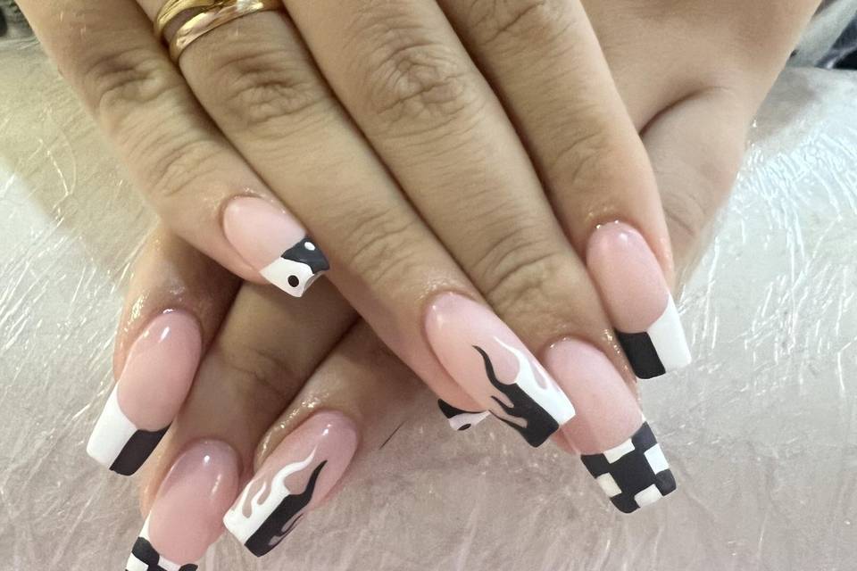 Uñas acrílicas con diseño