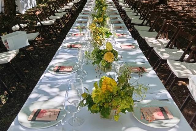 Banquete bajo ina pomarada
