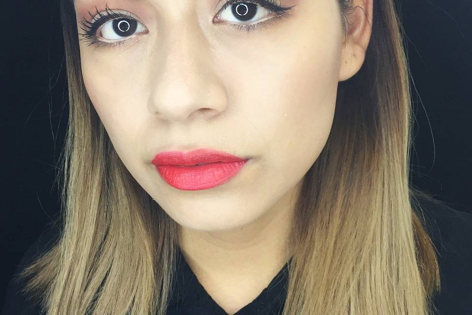 Eyeliner y labios rojos