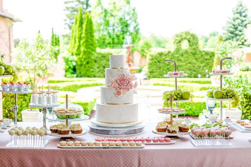 Mesa dulces con tarta