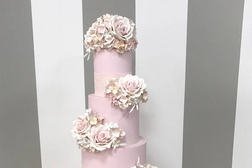 Tarta nupcial con flores