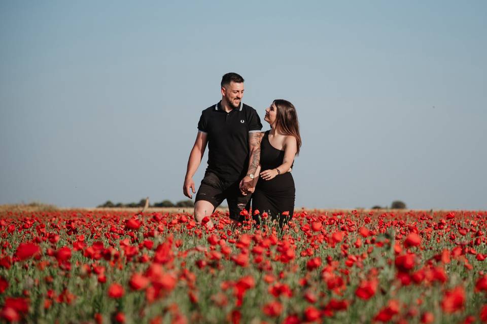 Sesión preboda entre amapolas