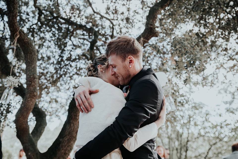 Abrazo entre novios