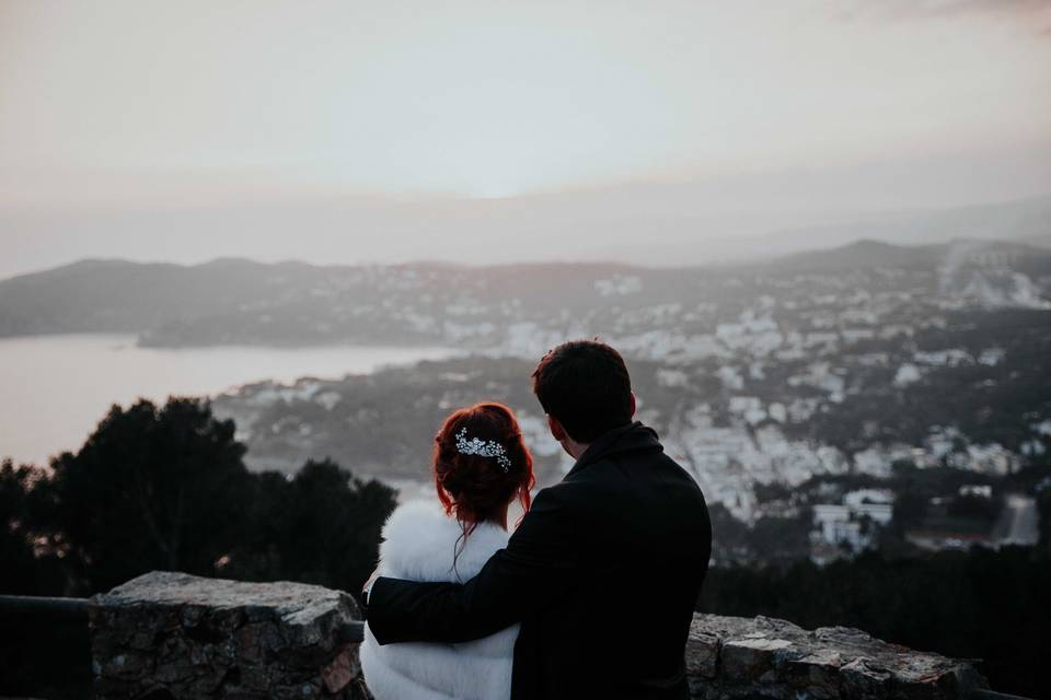 Novios mirando paisaje