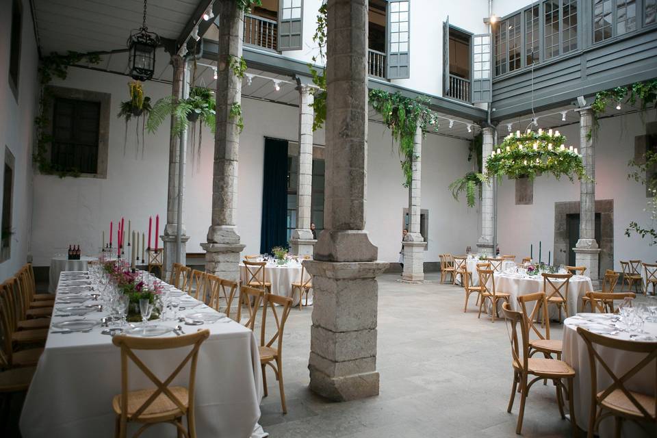 Mesas en el patio de columnas