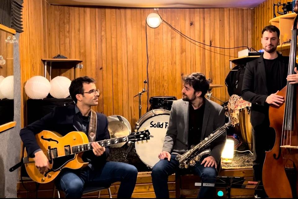 Trio con guitarra, viento y ba