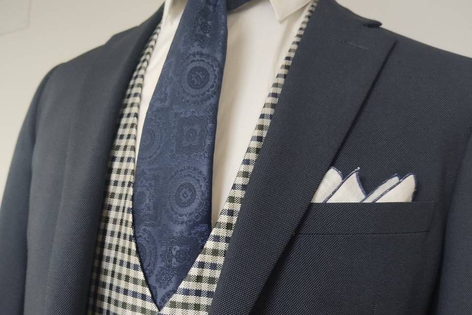 Traje, chaleco, corbata