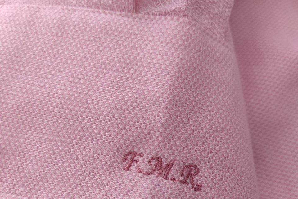 Iniciales bordadas en camisa