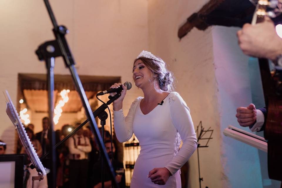 La novia le canta al novio