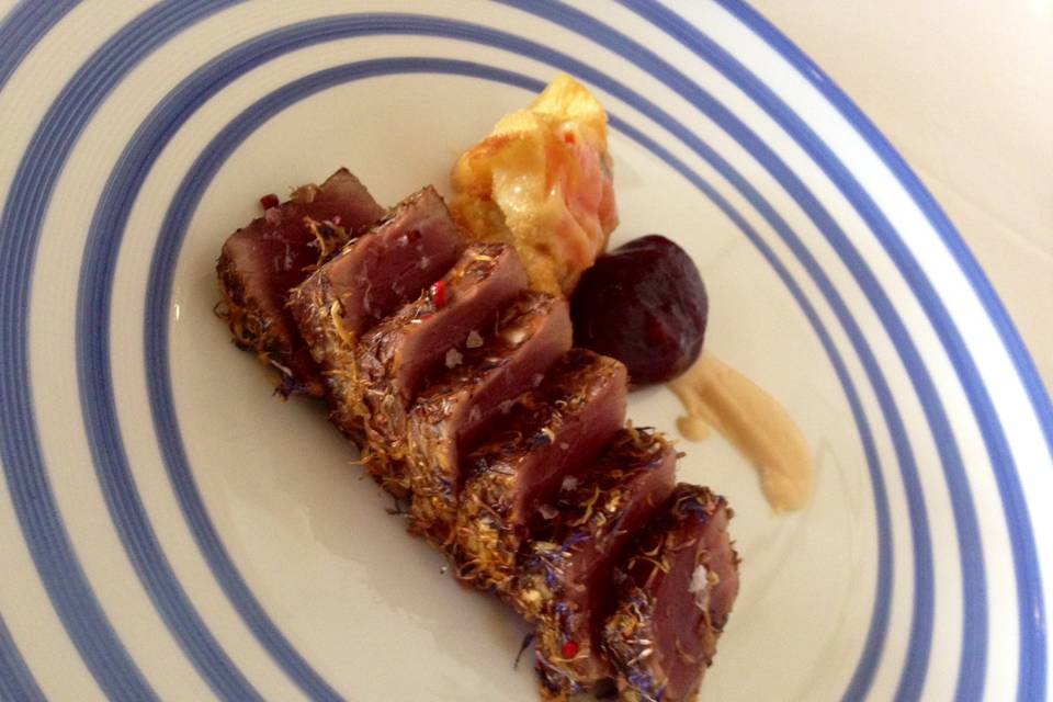 Tataki de atún rojo con flores