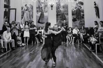 Coreografía de novio y amigos