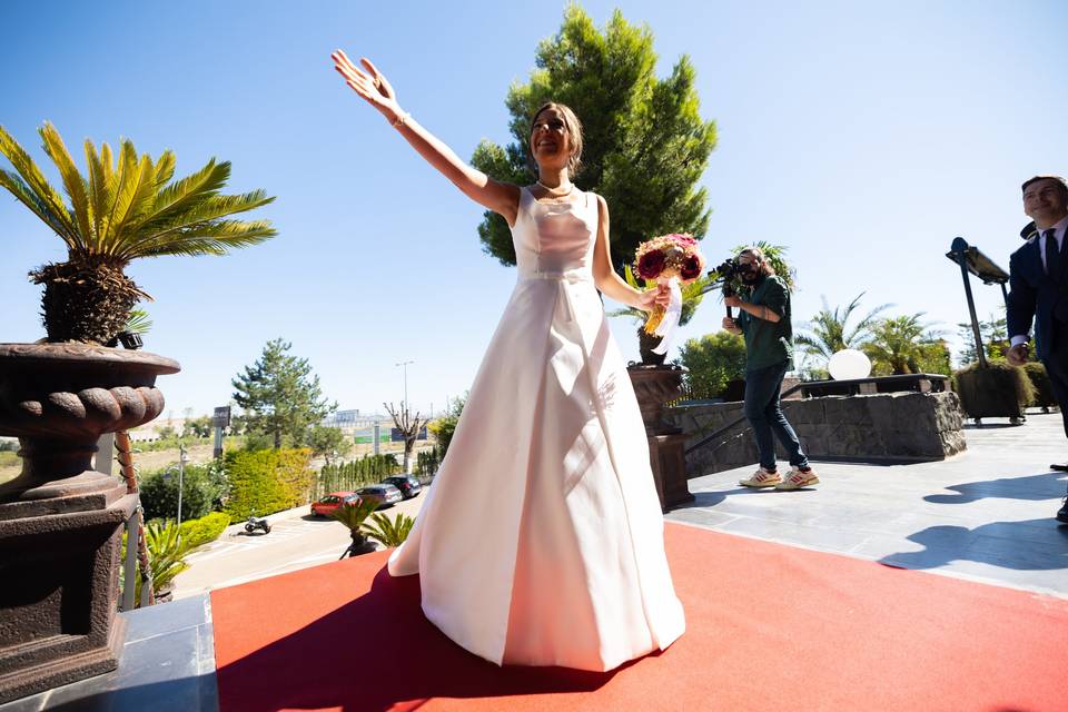 La novia saludando