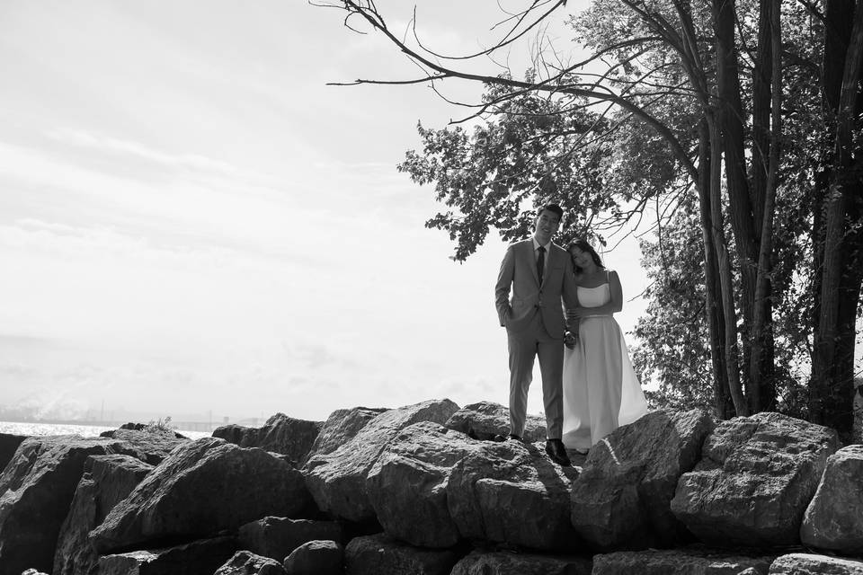 Retrato de pareja junto al agua