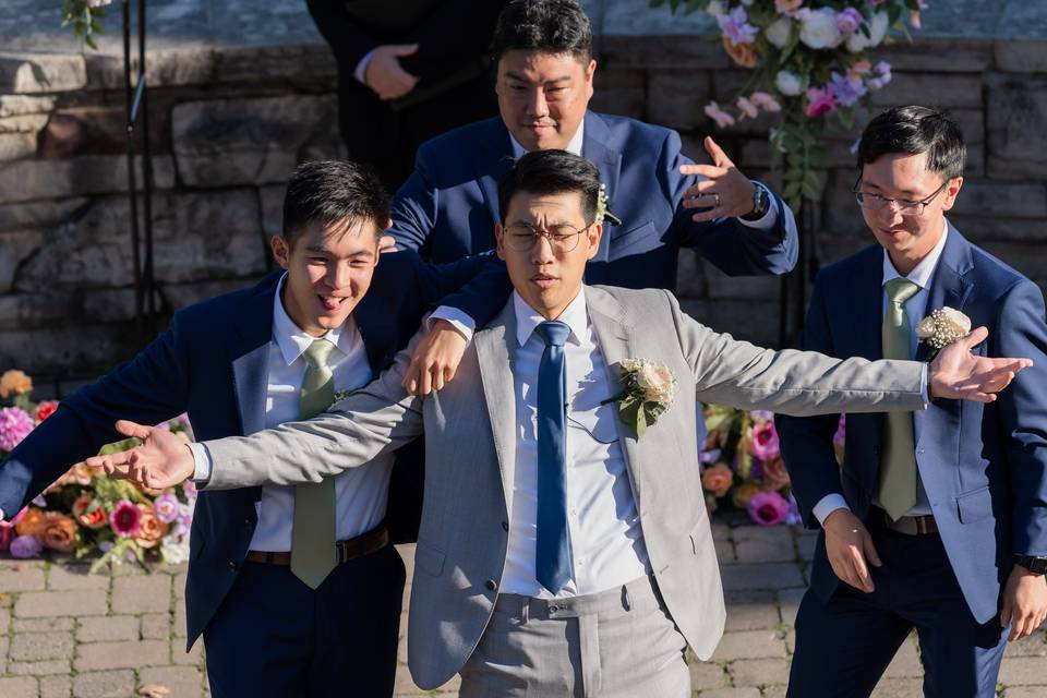 El novio con sus amigos