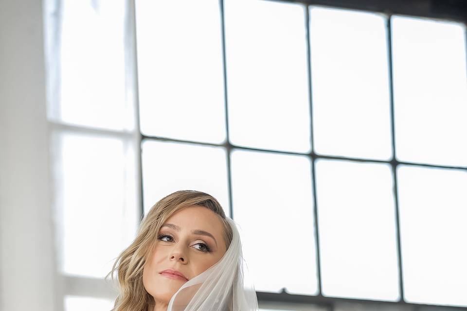 La novia junto a la ventana