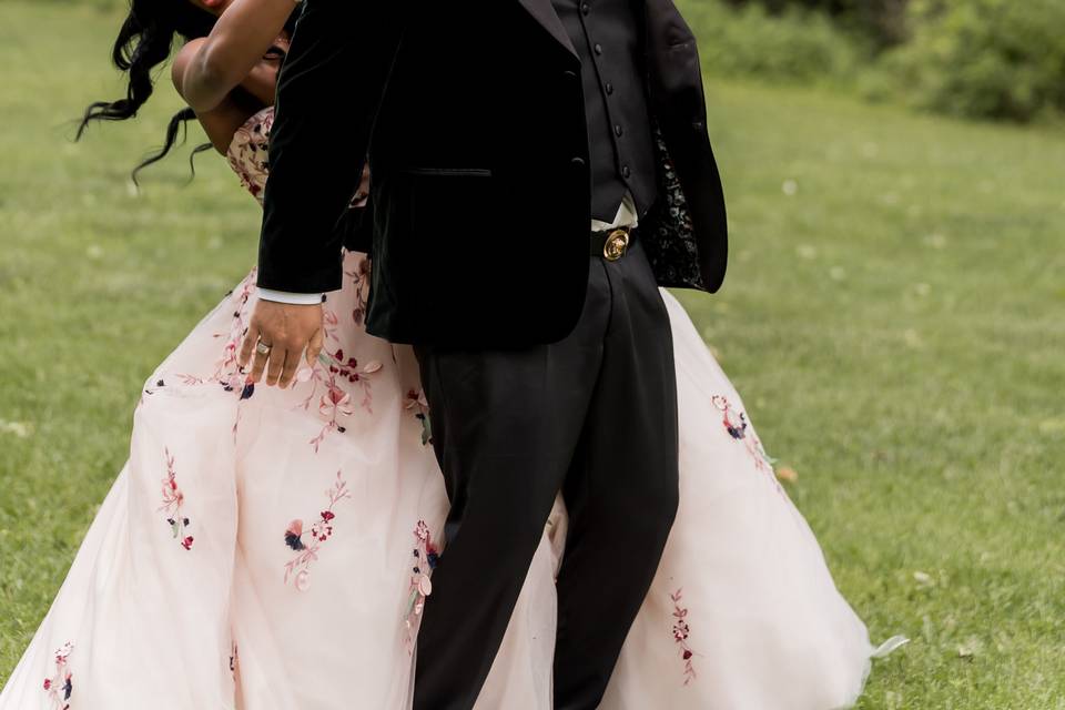 Un momento divertido entre los novios