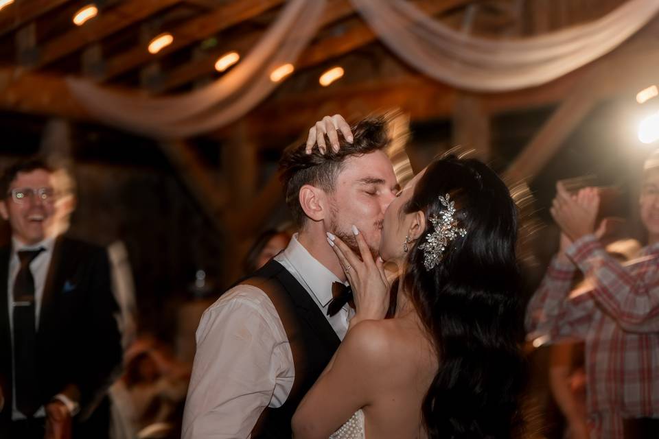 Un beso en plena fiesta