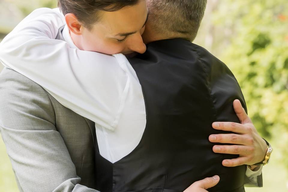 Un abrazo entre los invitados