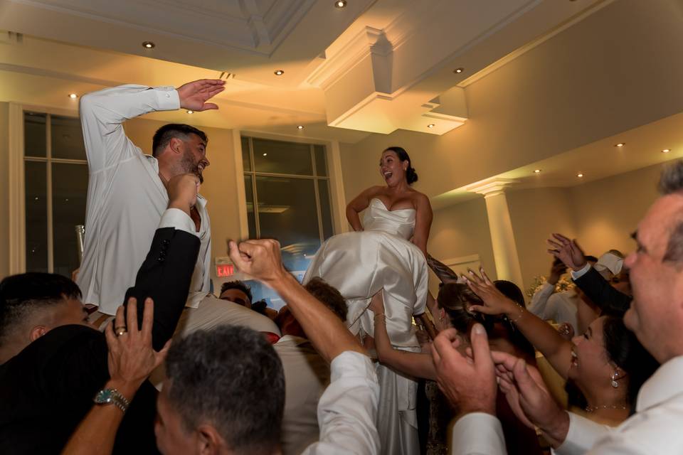 Los novios en alto durante la fiesta
