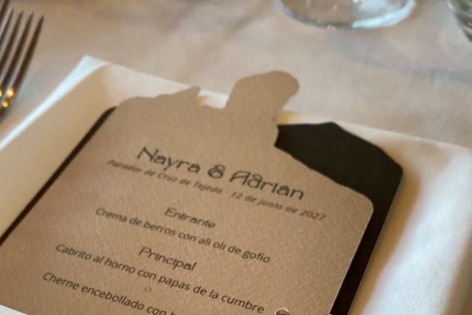 Minuta con piña de pino
