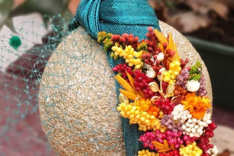 Turbante de sinamay con flores