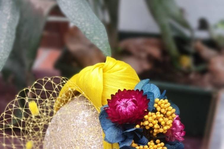 Turbante de sinamay con flores