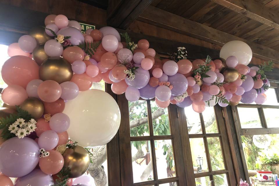 Decoración de globos y flores