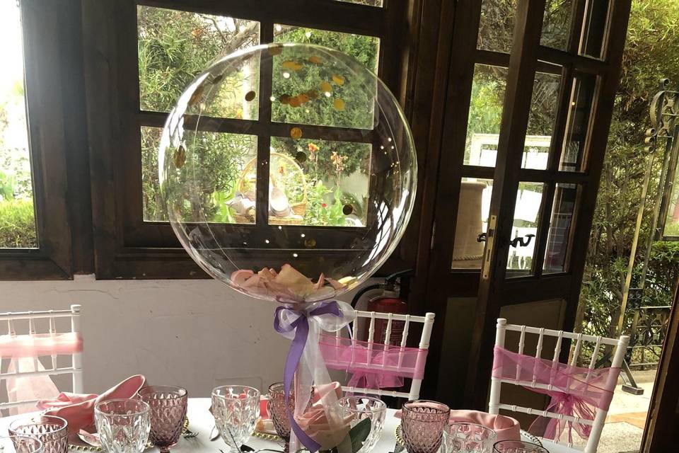 Mesa de flores y globos