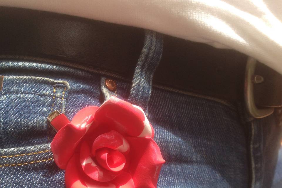 Rosa roja con rallas blancas
