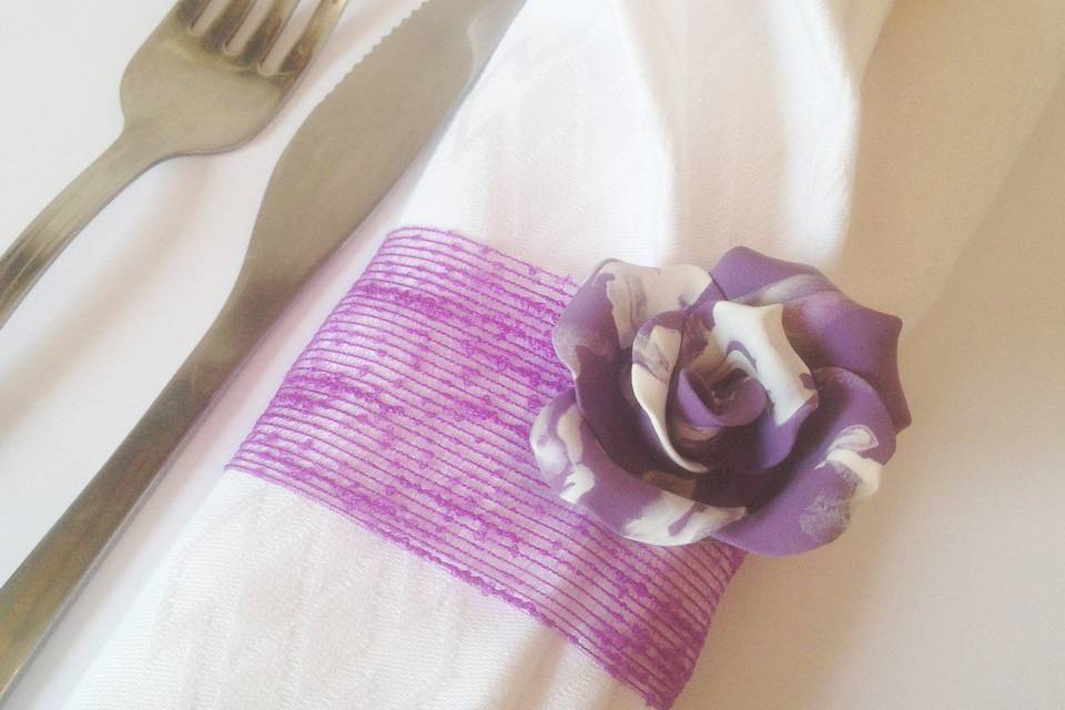 Rosa violeta con rallas blanca
