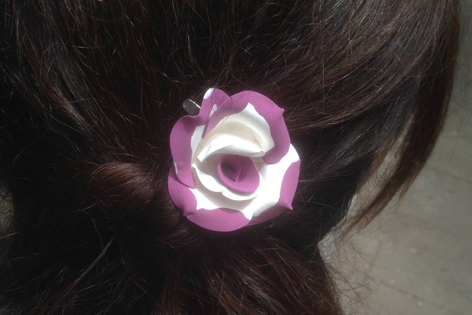 Rosa blanca con ribete violeta