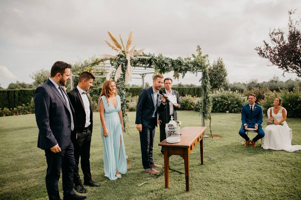 Amigos oficiando la boda