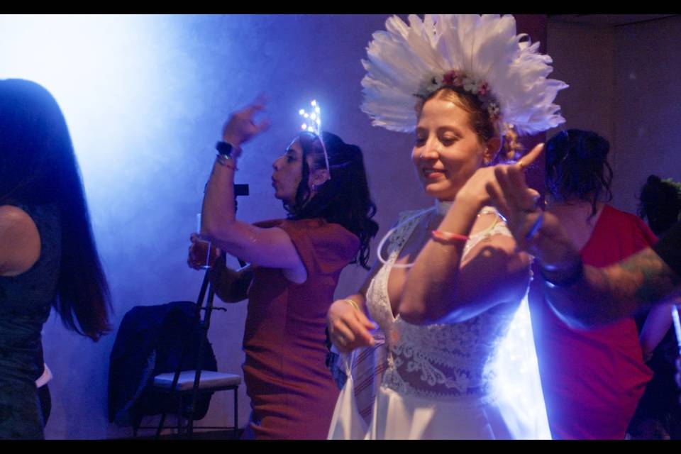 Rodaje fiesta, novia bailando