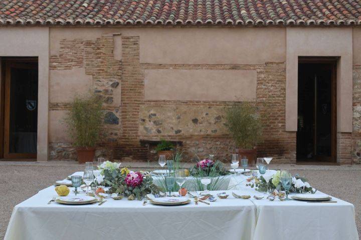 Una mesa con jardín interior