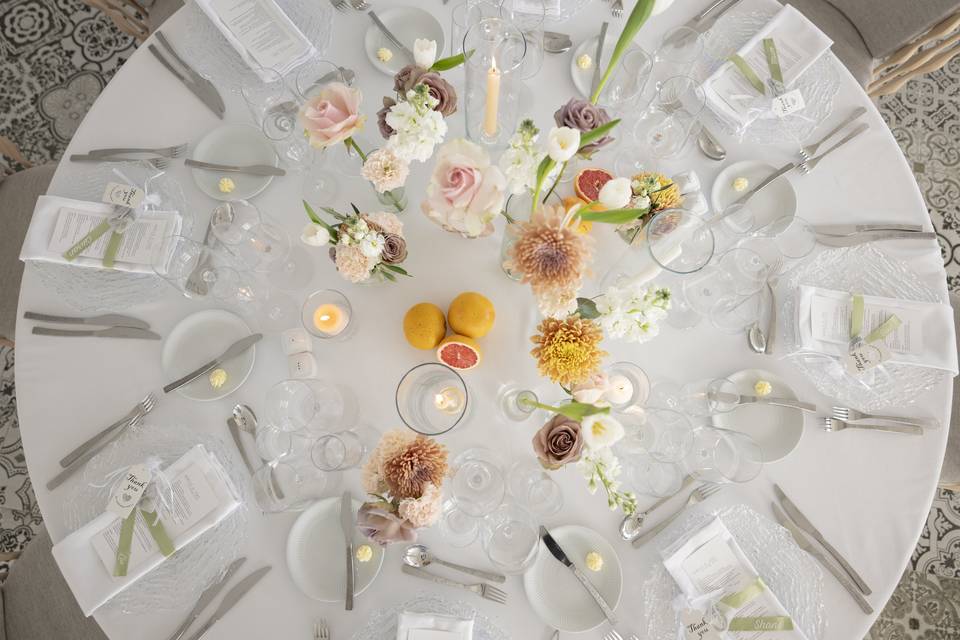 Flores, fruta y velas